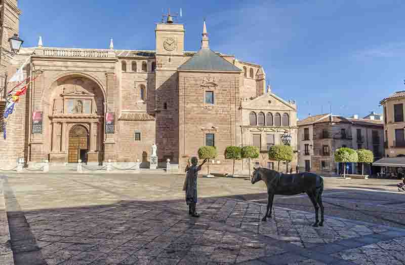 Ciudad Real - Villanueva de los Infantes 16 - plaza Mayor y iglesia parroquial de San Andrés.jpg